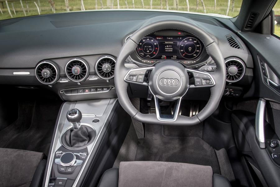 Торпедо Audi TT Roadster 1.8 TFSI (8S) 2016 года  (UK) (фото 8 из 10)